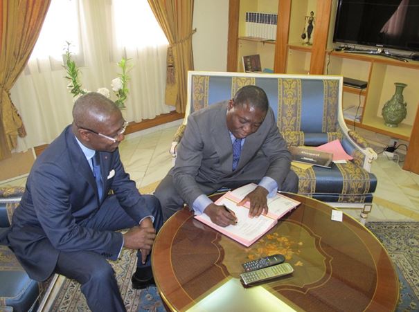 Gilbert Ondongo, ministre chargé de l'Economie et des Finances, du Plan et de l'Intégration paraphe les instruments d'accession à la banque Afreximbank devant son président Jean-Louis Ekra 