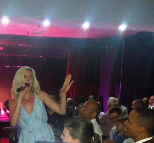 Joss Stone chantant au milieu du public au Showbuzz