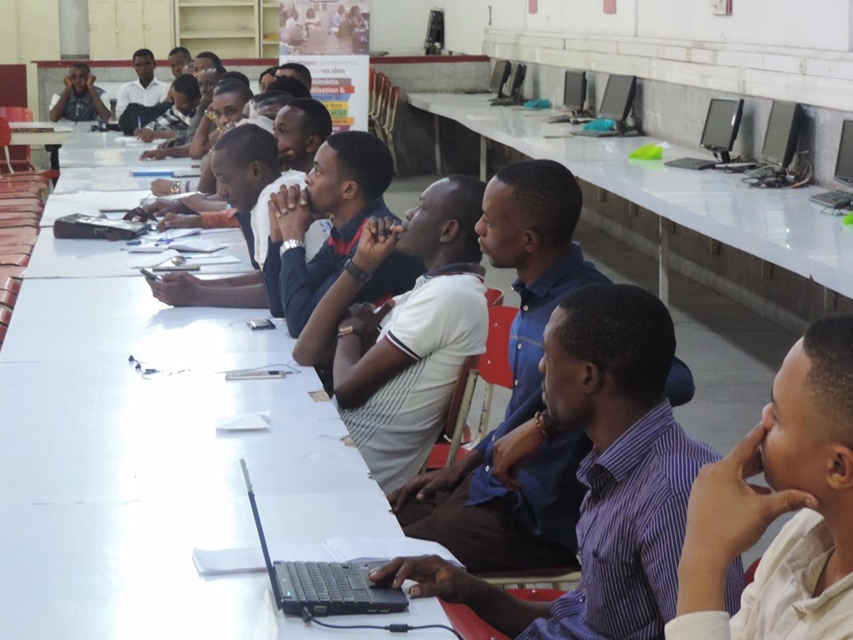 Une vue partielle des participants au Fab Café