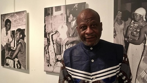 Le collectionneur, photographe et animateur télé Baudouin Bikoko au vernissage de l’exposition Congo Talatala-Congo Miroir (Photo RFI)