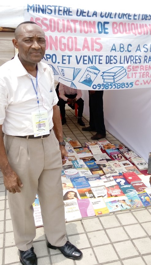  Flory Gebanda devant le stand de l’ABC lors de la Grande Rentée littéraire organisée par le Centre Wallonie-Bruxelles