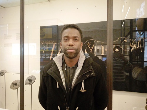 Le guide François Makanga devant la vitrine de la corde à proverbes lega, tribu du Maniema dont il est originaire (Photo Adiac)