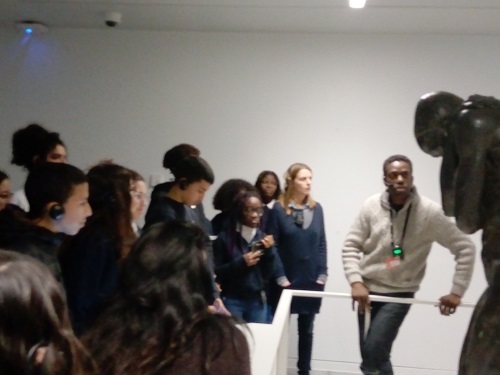  François Makanga assurant une visite guidée scolaire (Photo Adiac)