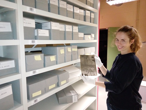 Eline donne un aperçu des collections des photos du MRAC dont les plaques en verre (Adiac)