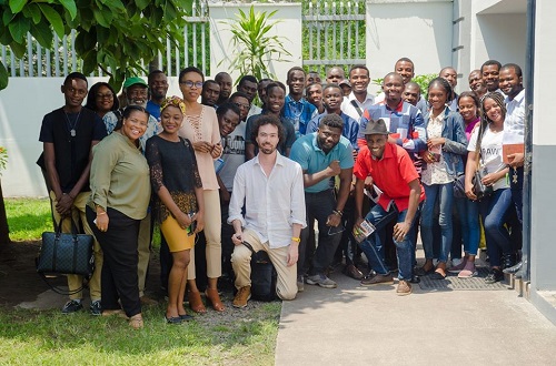 Photo de famille avec les participants à l’atelier d’écriture (FLK)