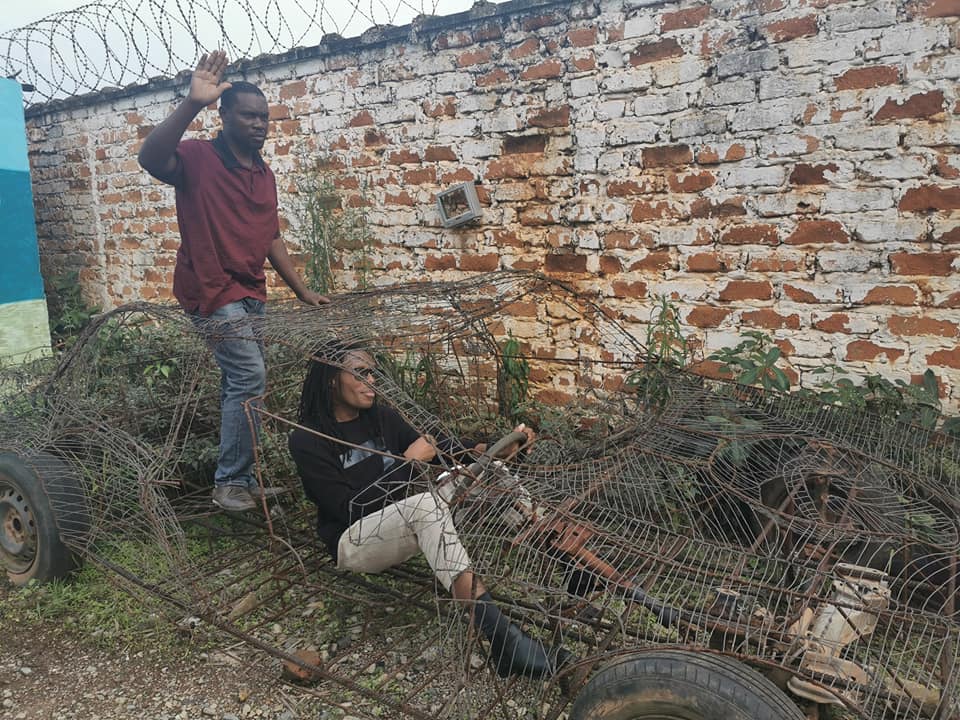 Dorine et l’artiste Jean Katambayi lors de sa résidence en décembre (DR)