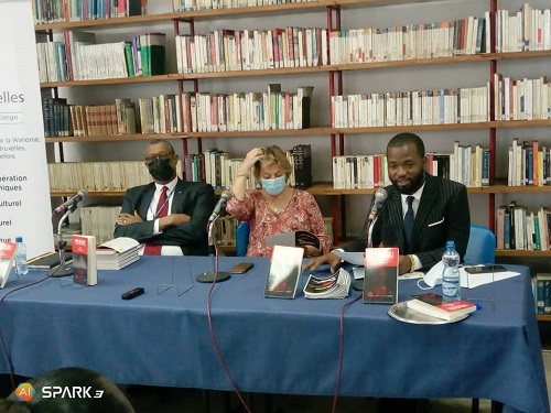 La Déléguée générale Wallonie-Bruxelles, Kathryn Brahy, et Richard Ali, présentant Souillée ! attablés avec le Représentant de l’Unesco (Adiac)