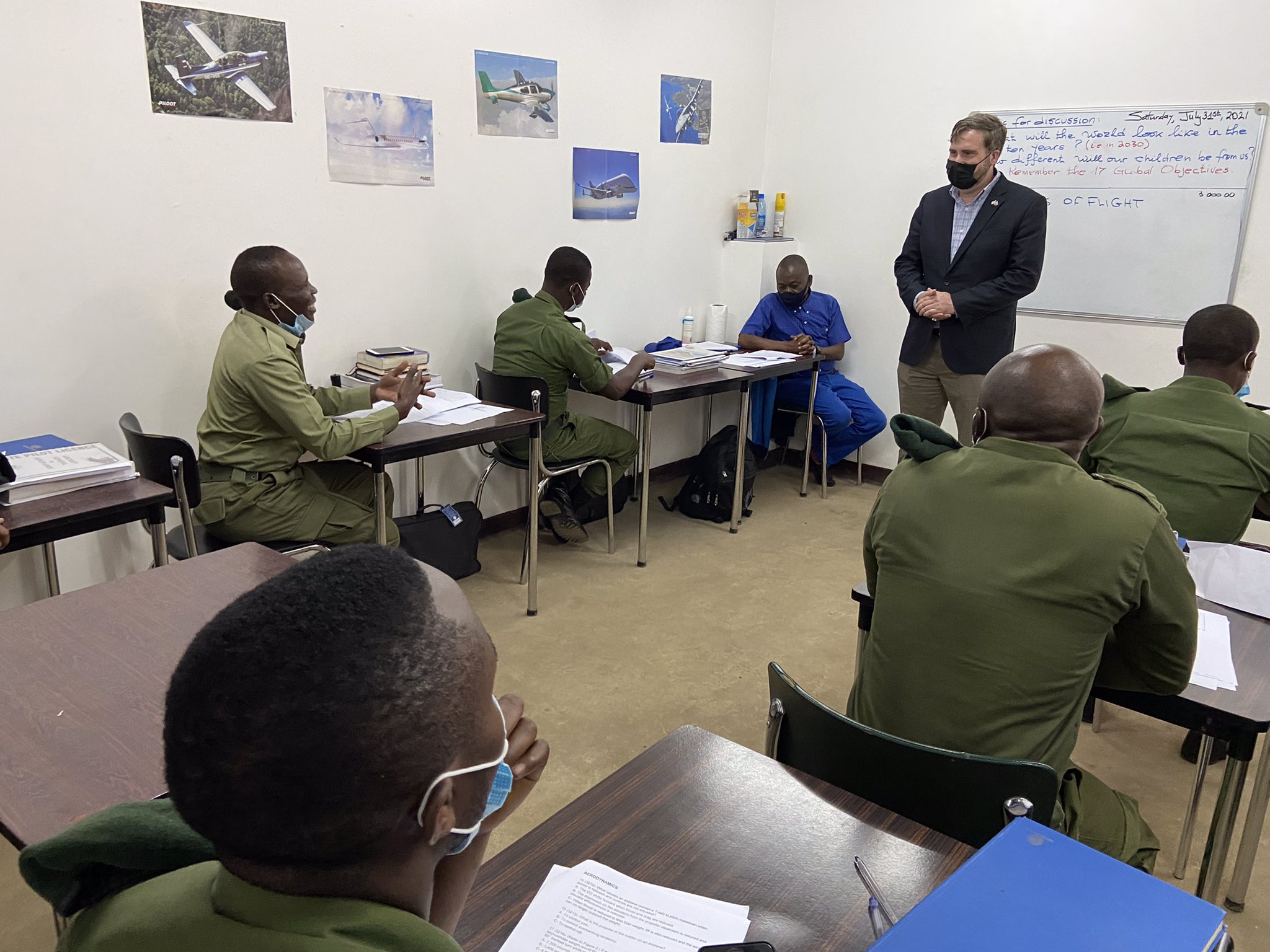 Tobin Bradley conversant avec les gardes du Parc de la Virunga (DR)