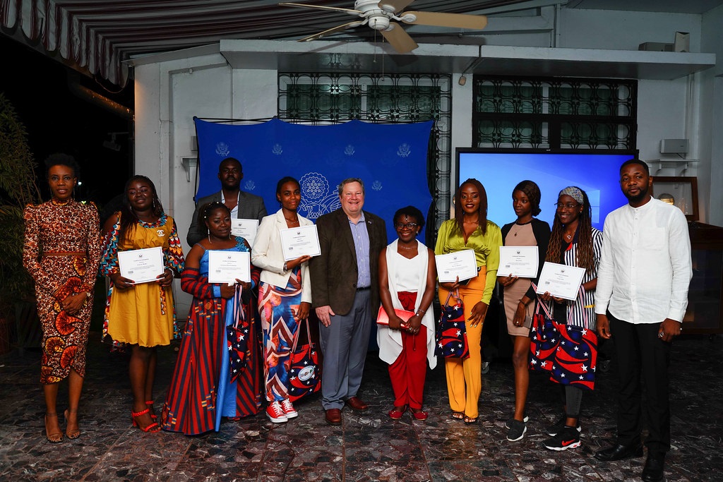 Photo de famille de l’ambassadeur Mike Hammer et de l’équipe Arts Envoy 2022 (DR)