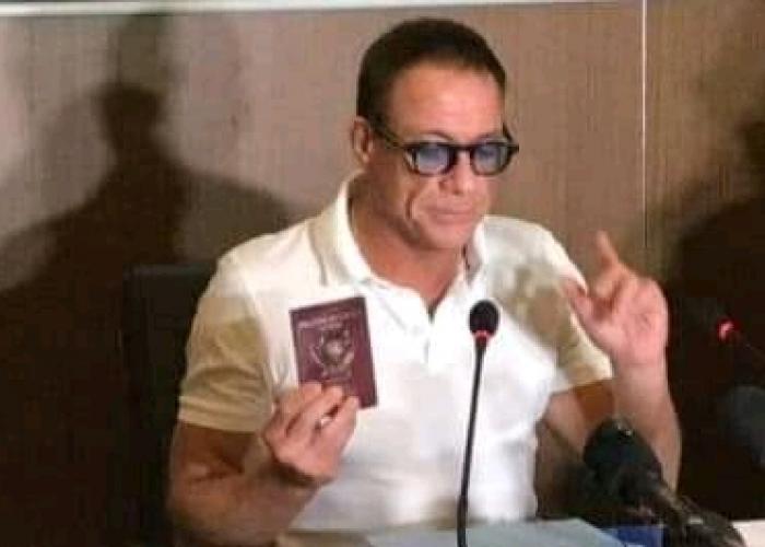 Jean-Claude Van Damme montrant son passeport diplomatique congolais (DR)