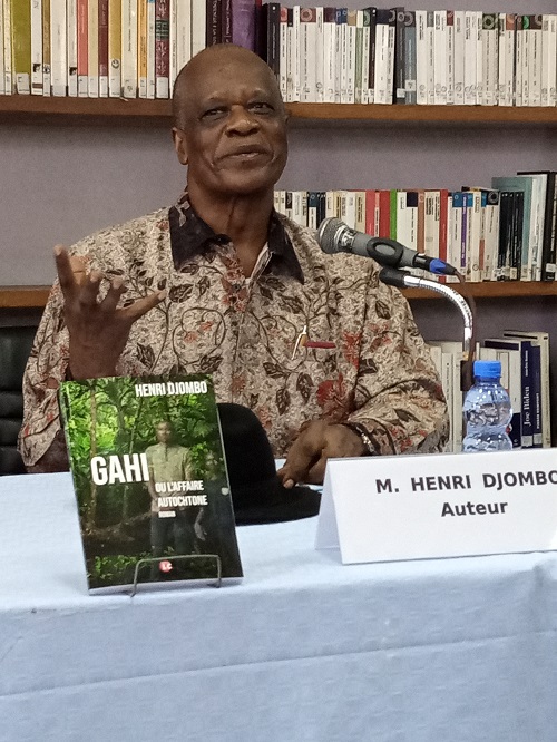 L'écrivain Henri Djombo commentant son dixième roman (Adiac)