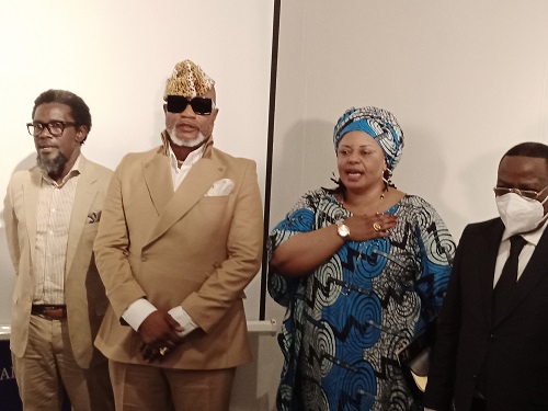 Koffi Olomide accompagné de la ministre Catherine Kathungu, le sénateur Bahati Lukwebo et le Directeur général de l’Académie des Beaux-arts, Henri Kalama (Adiac)