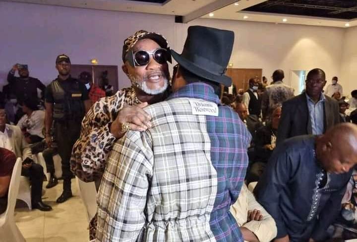 Embrassade de Félix Wazekwa et Koffi Olomide (DR)