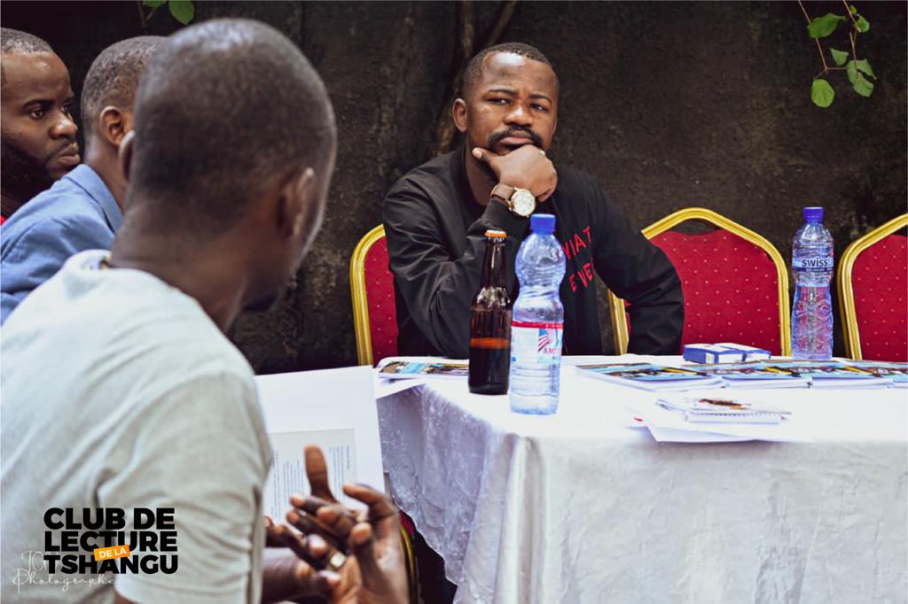 Edimon Moïse attentif aux échanges des participants au club de lecture (DR)