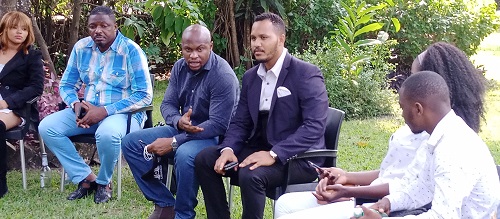 Jason Golomingi à côté de Moyindo Mpongo s’adressant aux stagiaires à la fin de l’atelier (Adiac)