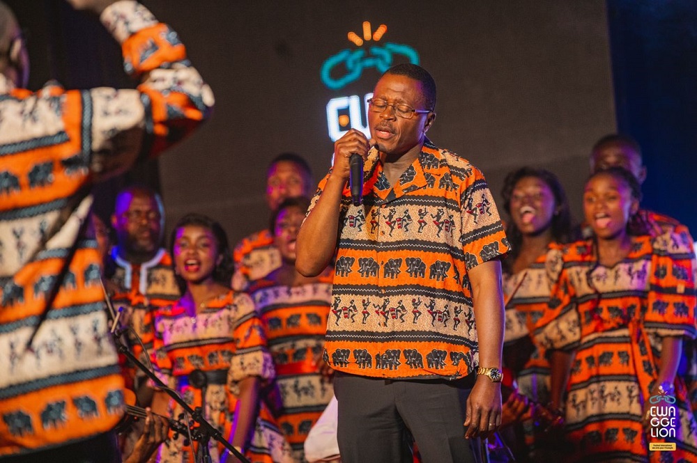 CLaude Mushikangondo prestant avec Choeur La Grâce à Ewaggelion Festival (Adiac)