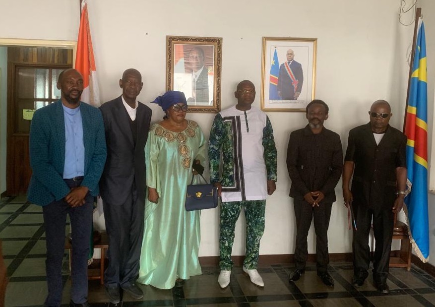  Photo de famille de l’ambassadeur ivoirien (en bazin) avec ses hôtes (DR)