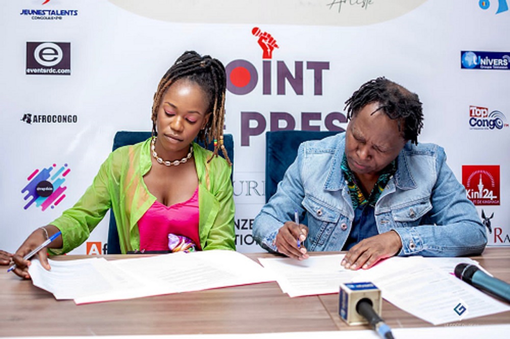 Lokua Kanza et Pamela Baketana signant leur contrat (DR)