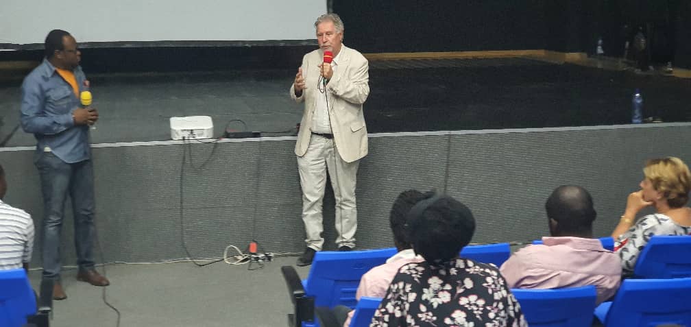 Thierry Michel échangeant avec l’assistance après la projection de L’Empire du silence au Centre Wallonie-Bruxelles (DR)