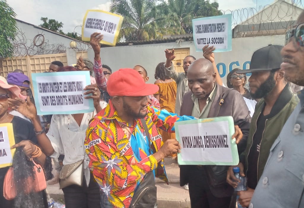  Les musiciens Adricha Tipo-Tipo, Maïka Munan, Liverpool et Blaise Bula manifestant devant le siège de la Socoda (Adiac)