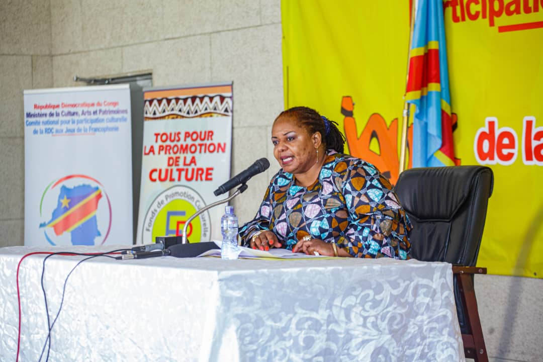 La ministre Catherine Kathungu Fuhara s’adressant aux médias (DR)