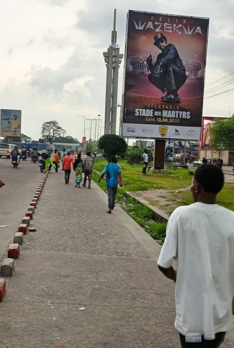 Félix Wazekwa s’affiche dans la ville pour son concert au Stade des Martyrs (DR)