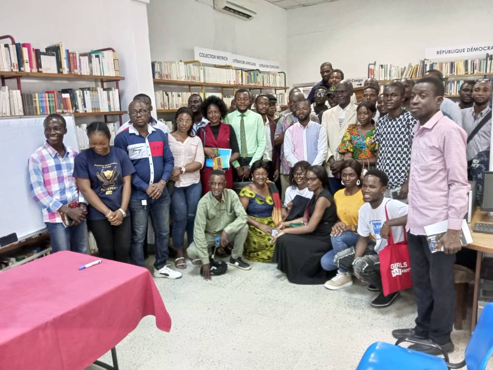  Photo de famille des participants aux ateliers sur l’écriture de la nouvelle (Adiac)