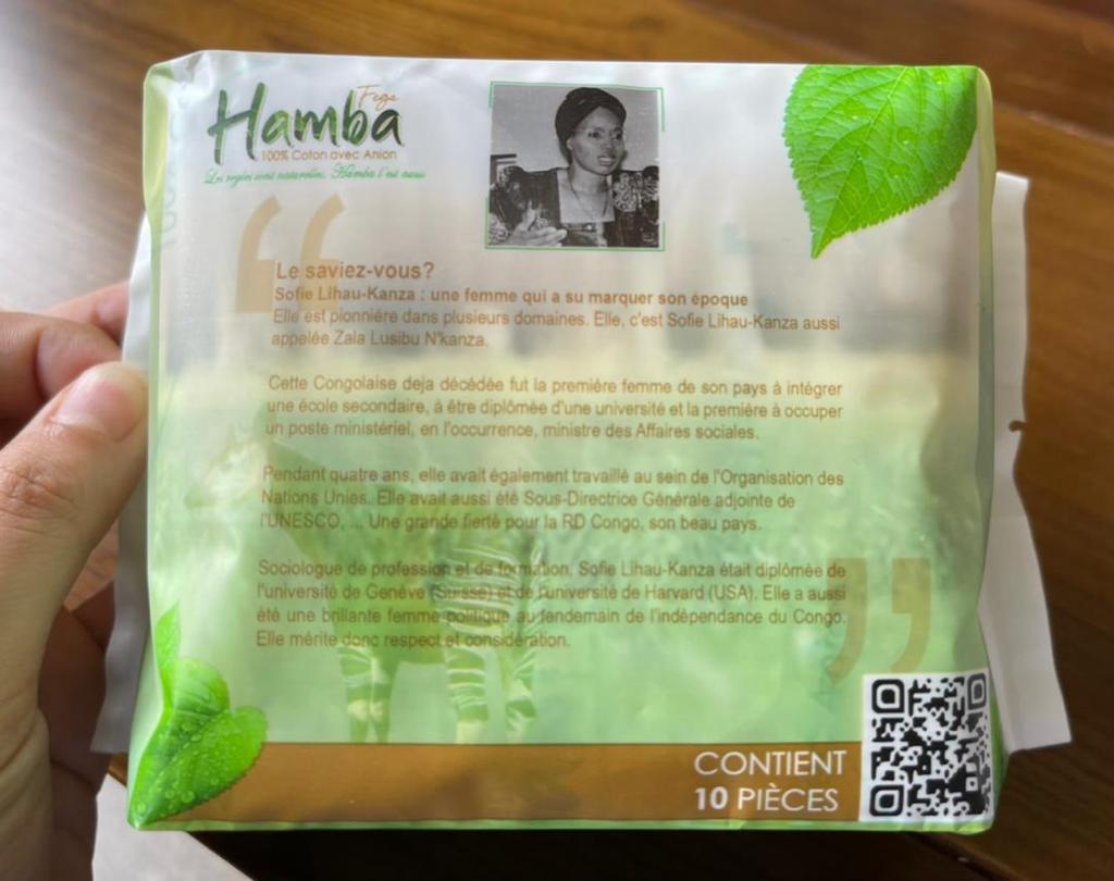 Un emballage d’une serviette Hamba care avec au verso la biographie de Sophie Kanza (Adiac)