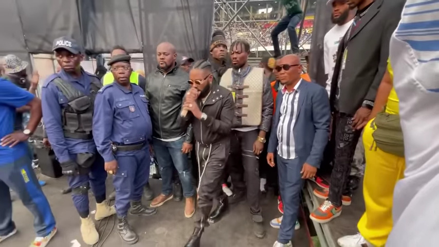 1  : Ferre Gola à son entrée sur le podium du Stade des Martyrs /DR