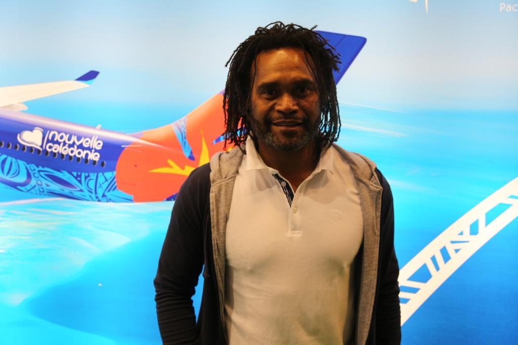 Christian Karembeu, ancien footballeur international au stand de la Nouvelle Calédonie