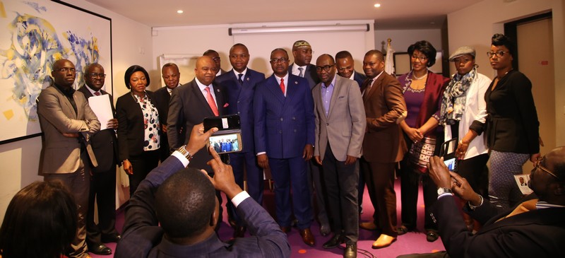 Photo de groupe Club 2002 à l'une des réunions à Paris, France