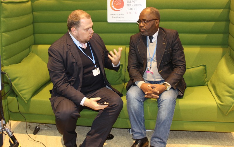 Sofa vert en transit sur le stand allemand à Bonn Zone COP23. Ici, Jean-Pierre Ngoma, directeur de l'information de Télécongo livrant son message pour participer à la sauvegarde de la nature