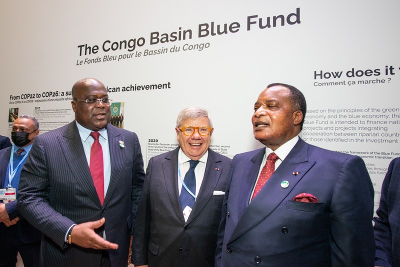 Les Présidents Denis Sassou N'Guesso et Félix Tshisekedi encadrant  Jean-Yves Ollivier, Président Fondateur de la Fondation Brazzaville lors d’une séance de travail sur le Pavillon du Fonds Bleu à la COP26 à Glasgow, Ecosse.