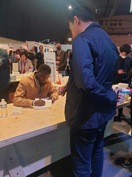 Festival du Livre de Paris au Grand Palais Ephémère 2022, file d'attente pour les dédicaces 