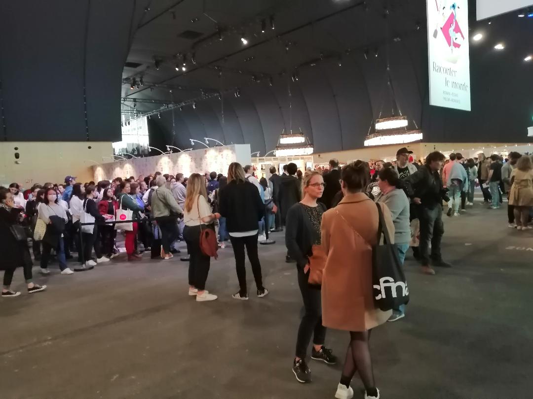 Festival du livre de Paris 2022 au Grand Palais Ephémère, file d'attente pour dédicaces 