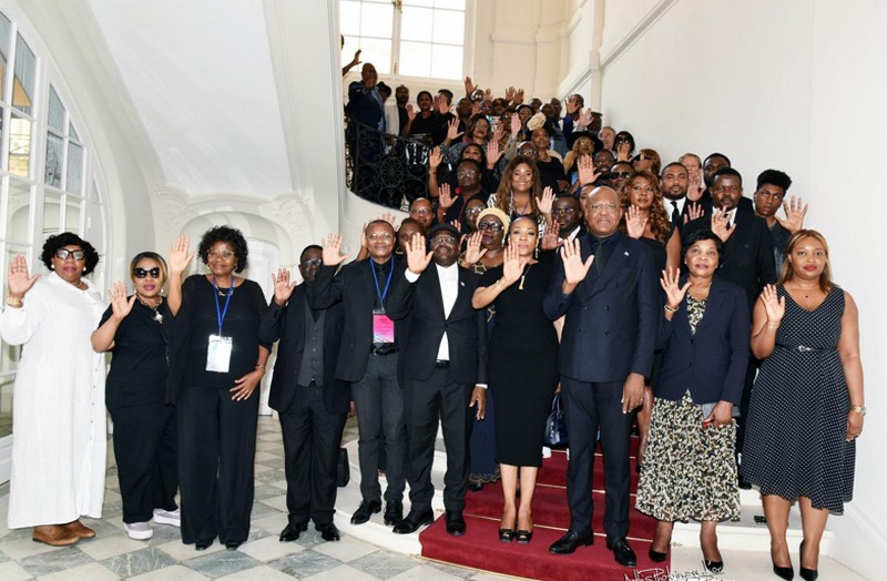 Photo de famille à l'issue de la Journée commémorative du Genecost au siège de l’ambassade de la RDC à Paris, vendredi 2 août 2024