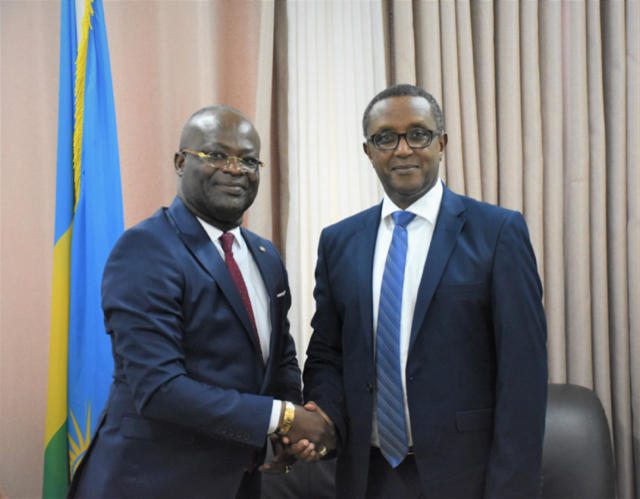 Vincent Biruta, Ministre des Affaires Etrangères et de la Coopération internationale du Rwanda et Guy Nestor Itoua, Ambassadeur Extraordinaire et Plénipotentiaire de la République du Congo auprès de la République du Rwanda et Doyen du Corps Diplomatique accrédité au Rwanda à l'issue de leur entretien du 19 novembre à Kigali