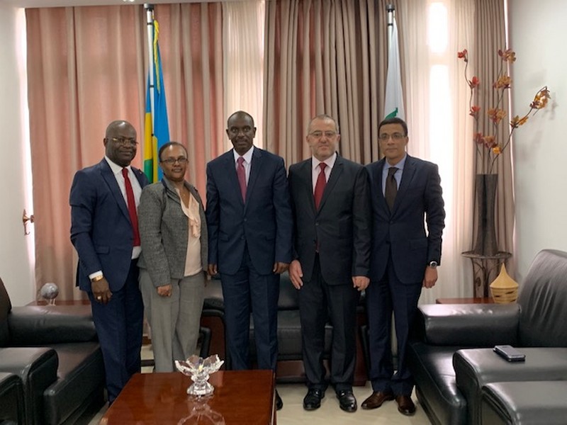 Au Bureau du Groupe diplomatique africain à Kigali avec Richard Sezibera, Ministre des affaires étrangères et de la coopération internationale de la République du Rwanda entouré de gauche à droite des Ambassadeurs Guy Nestor Itoua du Congo  Lulit Zewdie G. de l'Éthiopie, Youssef Imani du Maroc et Ahmed El Ansary de Égypte au Rwanda 