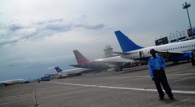 Un agent des migrations sur le tarmac de l'aéroport international de N'Djili