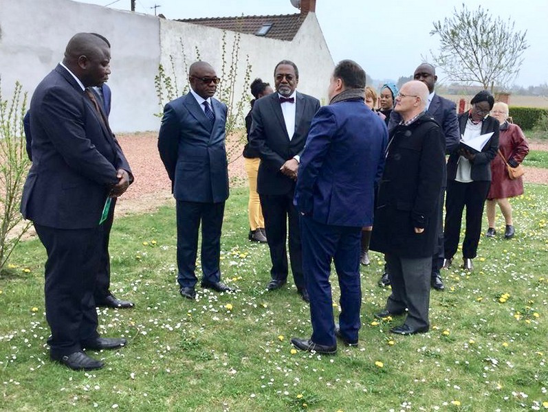 Séquence de la visite de la délégation congolaise de la partie de terre offerte au Congo à Verquin, dans le Pas-de-Calais, en France, où sera érigé un mémorial et dressé un Jardin du Souvenir pour les soldats de l’AEF