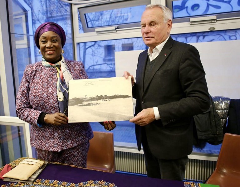 Lydie Pongault et Jean-Marc Ayrault à la découverte des clichés d'antan du Port de Loango lors de la rencontre du lundi 16 janvier 2023 à Nantes, France