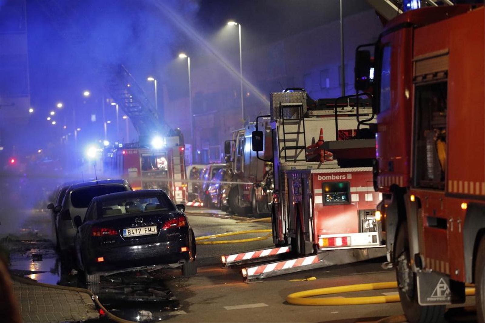 Les pompiers à pied d’œuvre à Badalona, le 9 décembre 2020