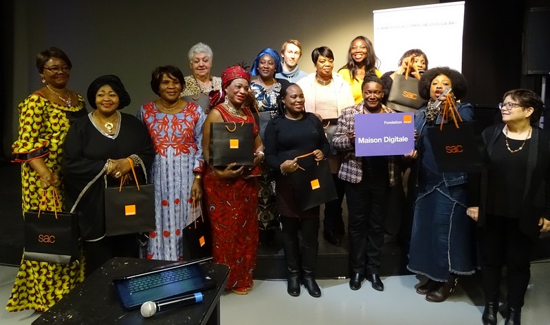  Étudiantes connexion 2016 de la Première Maison Digitale OFAD-Fondation Orange autour de Laurent Legrand, Corine Marteau et Mary Lisa Durban à Massy dans le Département de l'Essonne en France