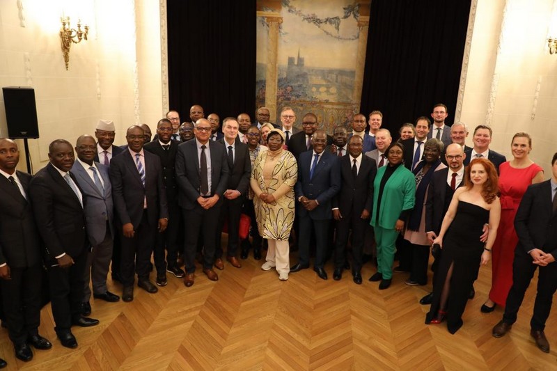 Photo de famille des participants à l’assemblée générale et aux assises du quatrième Forum de l’APREF , Paris Ecole militaire, décembre 2023