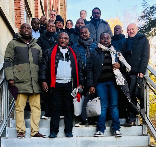 Photo de groupe de hauts fonctionnaires du ministère du développement rural et de l’Office des voiries et drainage (OVD) de la RDC à l'Université Paris-Saclay, novembre 2024