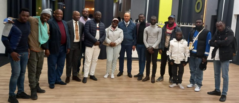Photo de groupe entre la délégation de l'ambassade du Congo en France et les réfugiés congolais de l'Ukraine bloqués à la frontière de Pologne