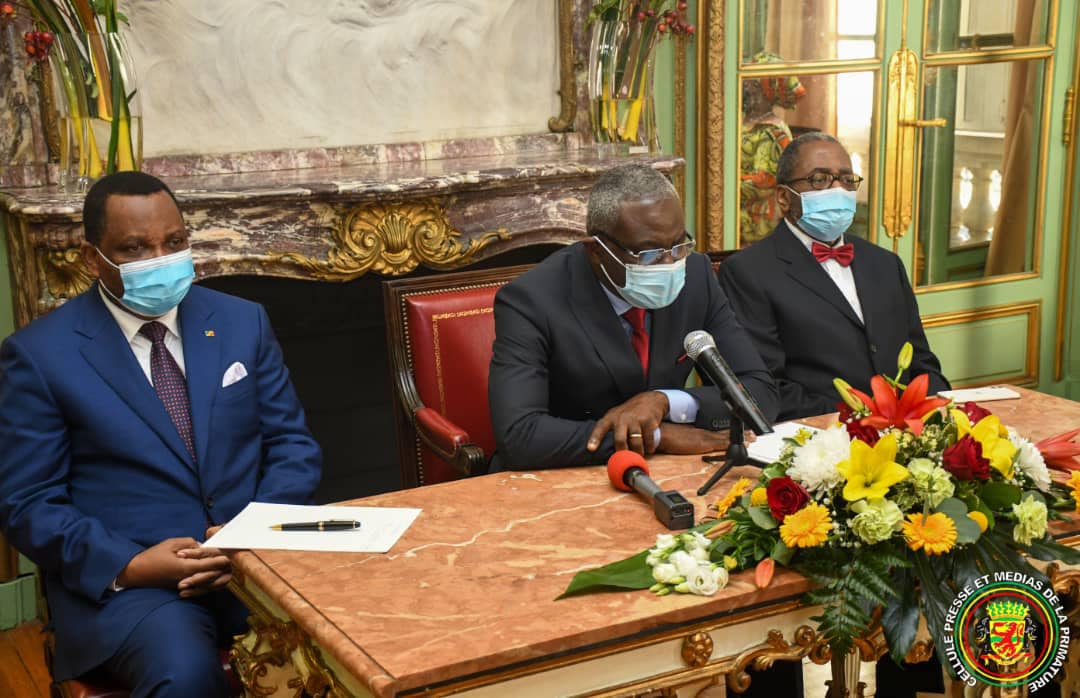 Premier ministre Anatole Collinet Makosso lors de la rencontre avec la Diaspora dans la Salle verte de l'ambassade du Congo en France