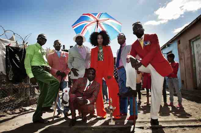 Solange en compagnie de sapeurs (© Daniel Tamagni).