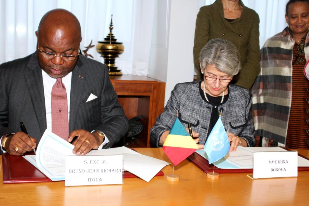 Séance de signatures à Paris au siège de l'Unesco, entre Bruno Jean Richard Itoua, ministre de la recherche scientifique et de l'innovation et Irina Bokova, directrice générale de l'Unesco