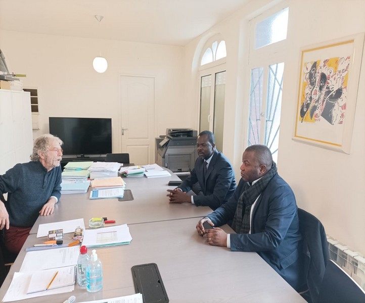 Séance de travail entre le député français Hubert Wulfranc et son homologue congolais Ulrich Ngoma Mboukou à Saint Etienne du Rouvray, en France 
